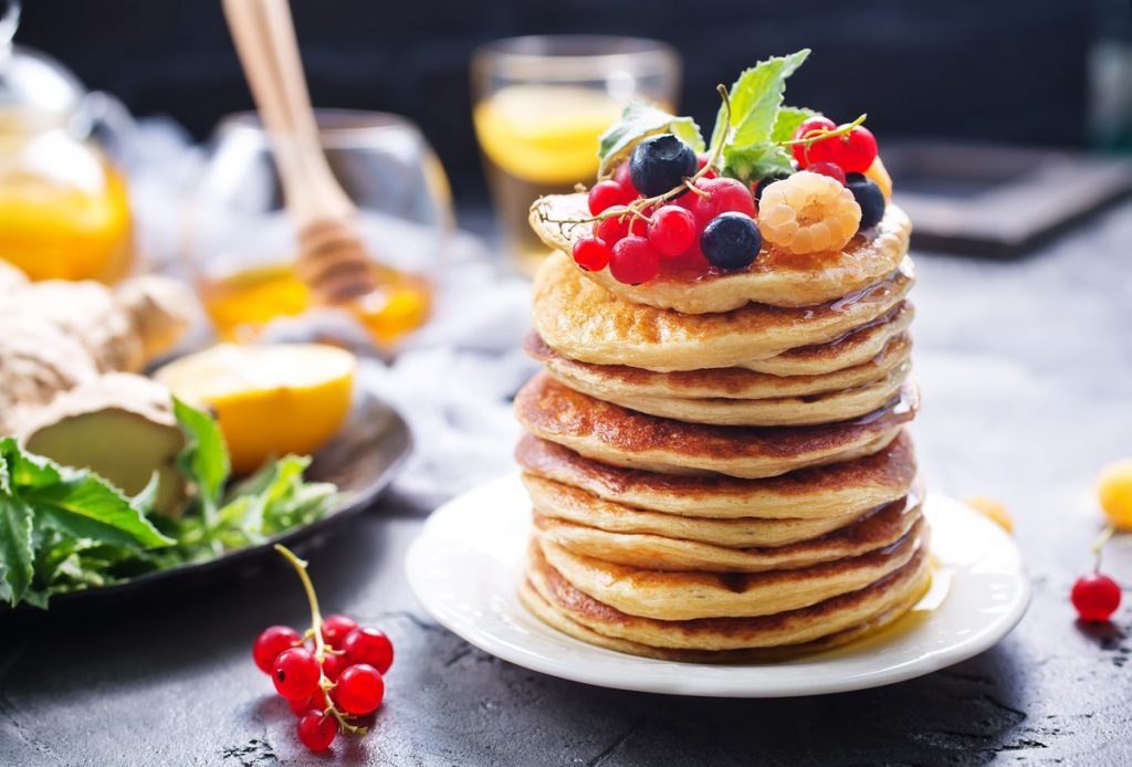 Pancakes with syrup and fruits